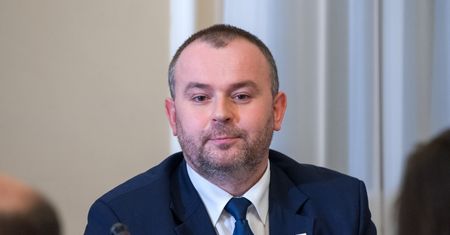 Paweł Mucha przyszedł na posiedzenie komisji. Powód? Prezydent był zaniepokojony