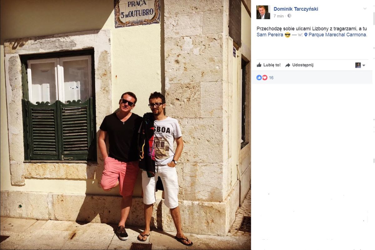 Poseł Dominik Tarczyński PiS chwali się zdjęciem z Lizbony. A obok niego dyrektor z TVP