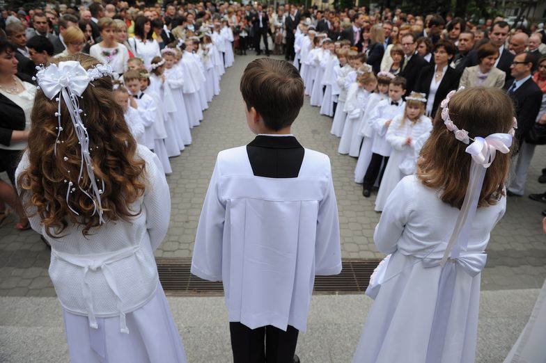 Polacy nie żałują na organizację i prezenty dla dzieci przyjmujących pierwszą komunię. 