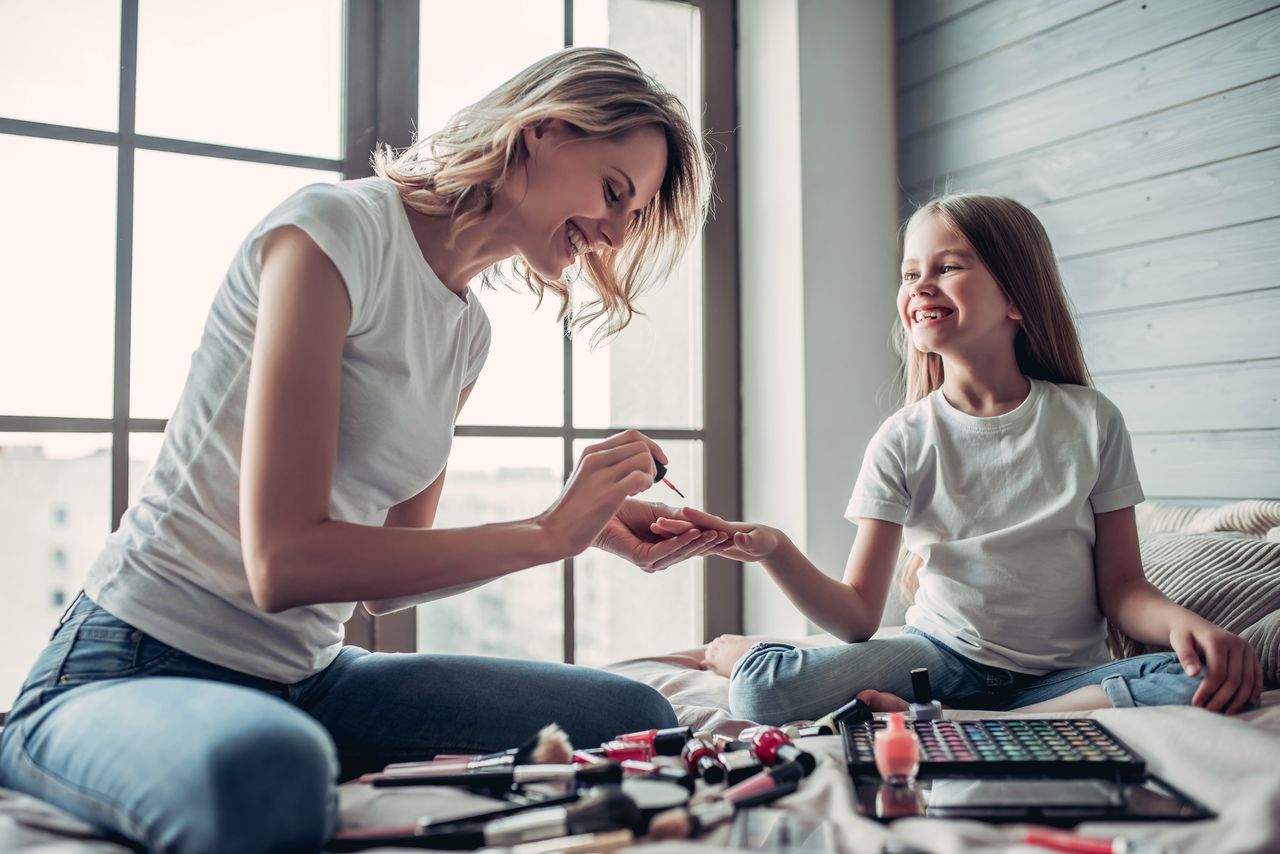 Koniec małej księżniczki. Manicure na komunii to nie grzech