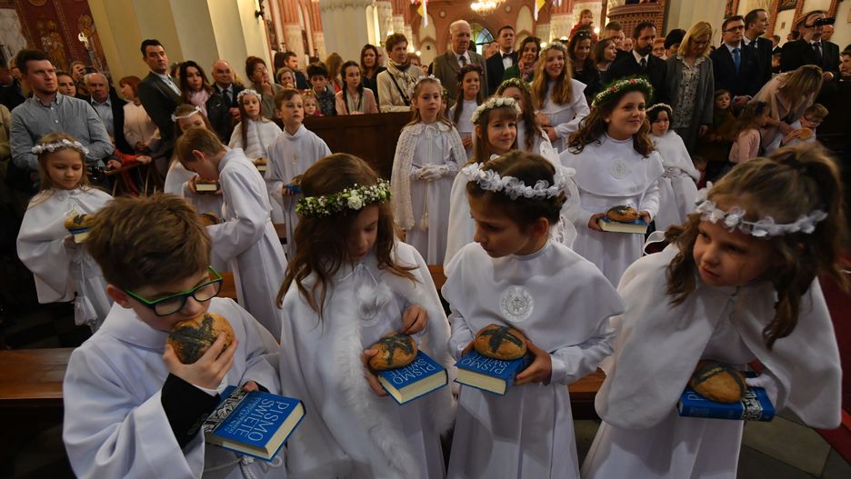 Według Polaków dzieci przystępują do I komunii świętej w odpowiednim wieku