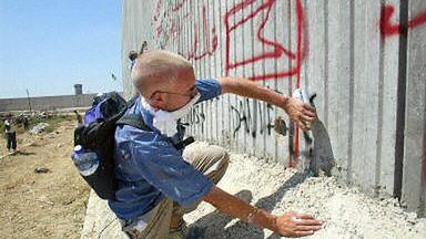 Protest przeciw budowie kontrowersyjnego muru