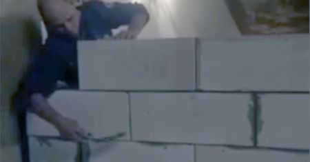Po rozwodzie podzielili dom na pół. Dosłownie