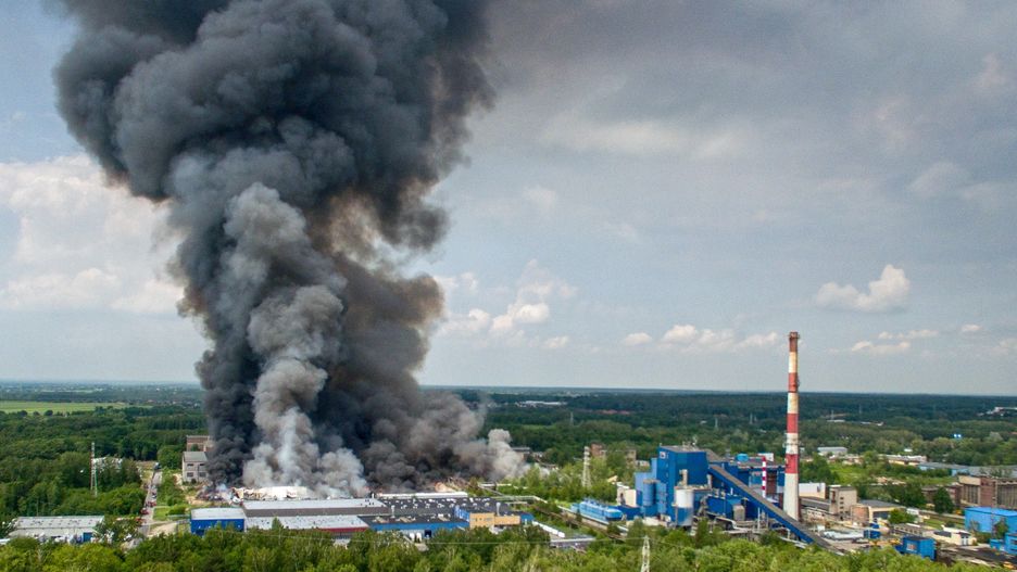 Nad miejscem pożaru w Zgierzu tworzy się niezwykła chmura