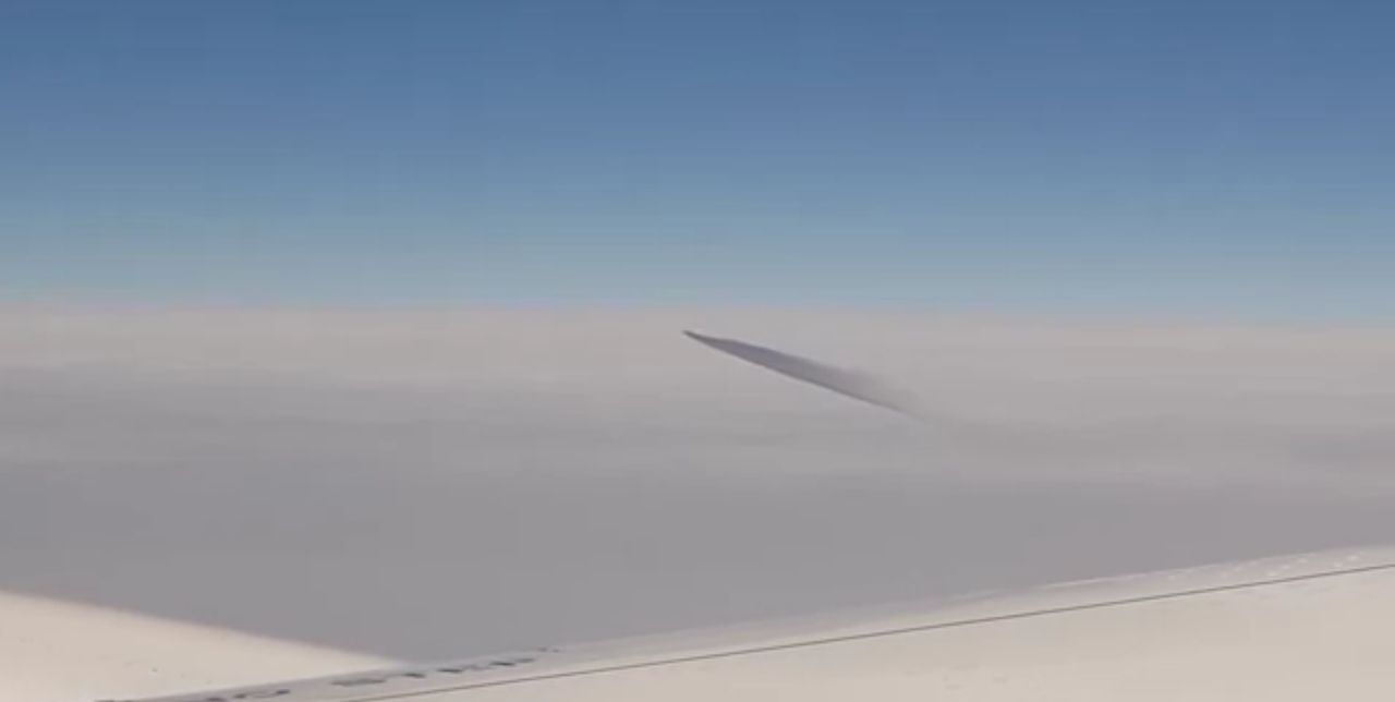 Zobaczyła za oknem samolotu coś dziwnego.  Zwolennicy teorii spiskowych byli zachwyceni
