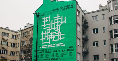 Takiego muralu jeszcze nie było. Wielka krzyżówka w centrum Warszawy