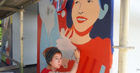 Dzieli je polityka, połączył je mural