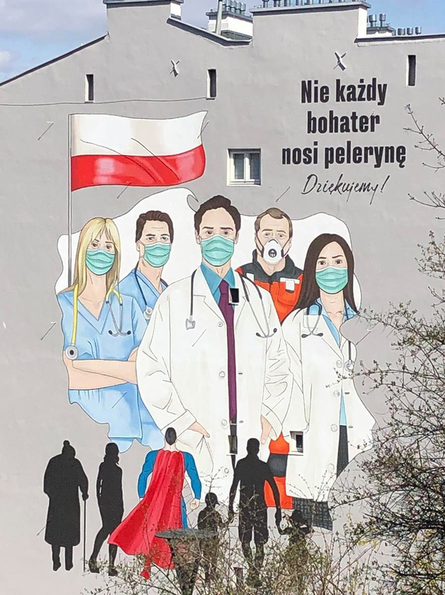 Warszawa. Na Tamce powstał mural dla lekarzy i pielęgniarek. "Nie każdy bohater nosi pelerynę"