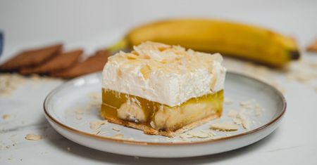 Ciasto bananowa chmurka smakuje jak słodkie marzenie. Jest jeszcze lepsza niż malinowa