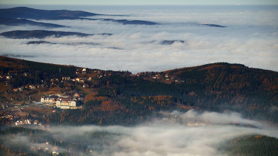 Jesień w Karkonoszach to gra mgły i kolorów lasu