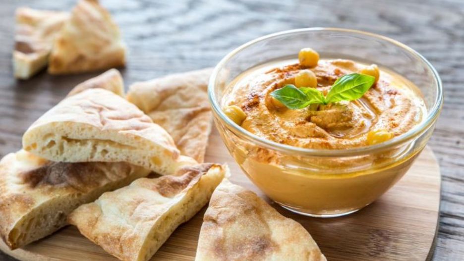 Hummus to pyszny dip z ciecierzycy, który najlepiej smakuje z chlebkiem