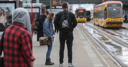 Kobieta zwróciła uwagę nastolatce. Ta wypchnęła wózek z dzieckiem na tory i ugryzła ją w rękę