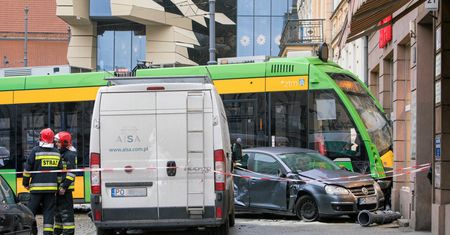 Motorniczy zasnął i wjechał w kamienicę. Prokuratura z Poznania umorzyła śledztwo