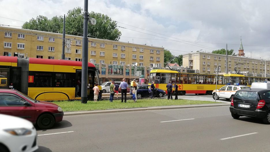 Na torowisku znalazł się samochód osobowy 