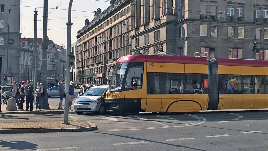 Kolizja opla i tramwaju na pl. Konstytucji w Warszawie / fot. Michał Zieliński / WP