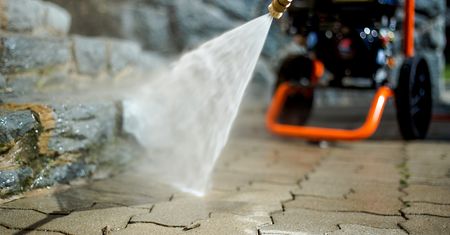 Myjka ciśnieniowa. Niezastąpiona podczas wiosennych prac w ogrodzie
