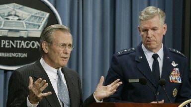 Rumsfeld i Myers na konferencji
