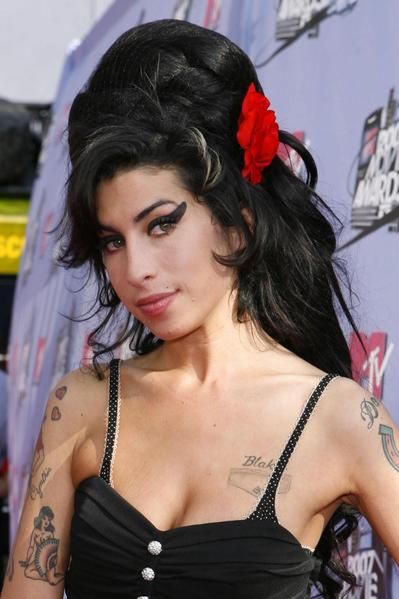 Sukienka Amy Winehouse pomaga kobietom