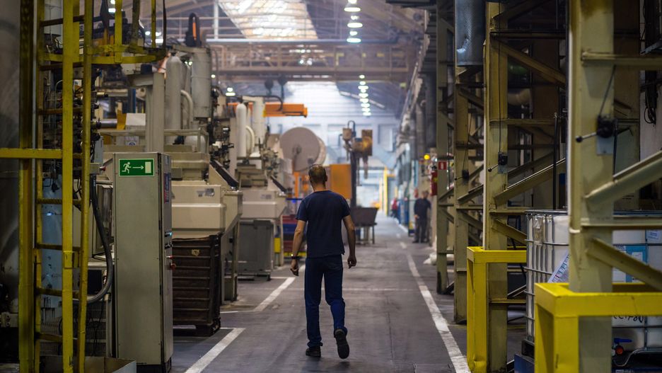Mniejszy popyt na samochody oznacza także mniejszy popyt na części produkowane przez poddostawców.