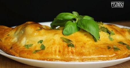 Calzone z pysznymi dodatkami