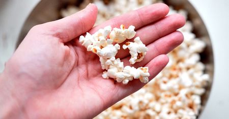 Prosty trik sprawi, że każde ziarenko kukurydzy otworzy się podczas robienia popcornu