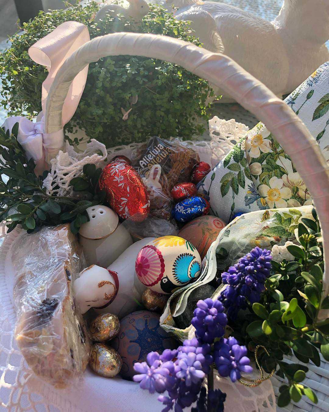 Syn Małgorzaty Kożuchowskiej paraduje w kościele ze święconką