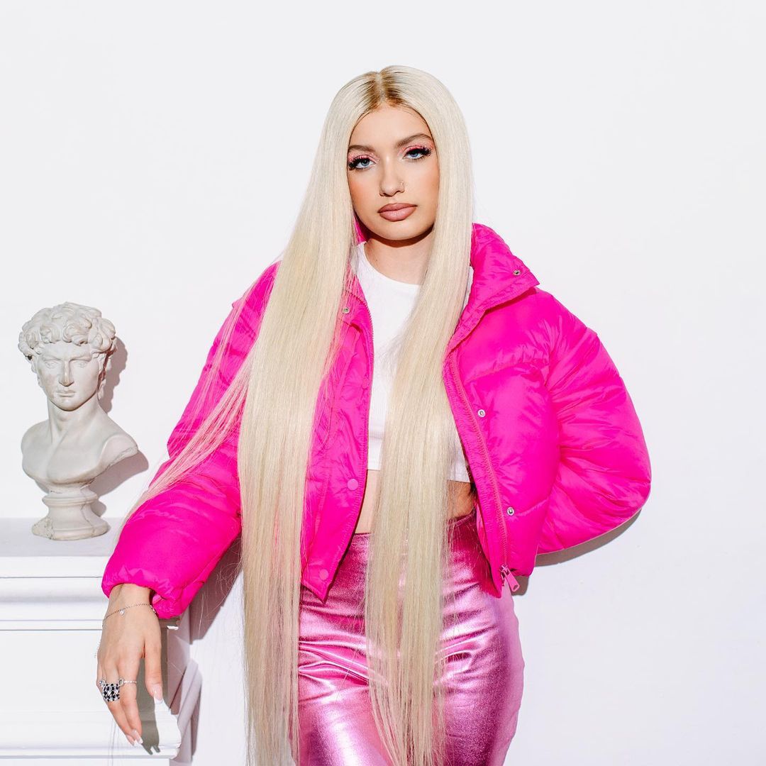 Viki Gabor z blond włosami