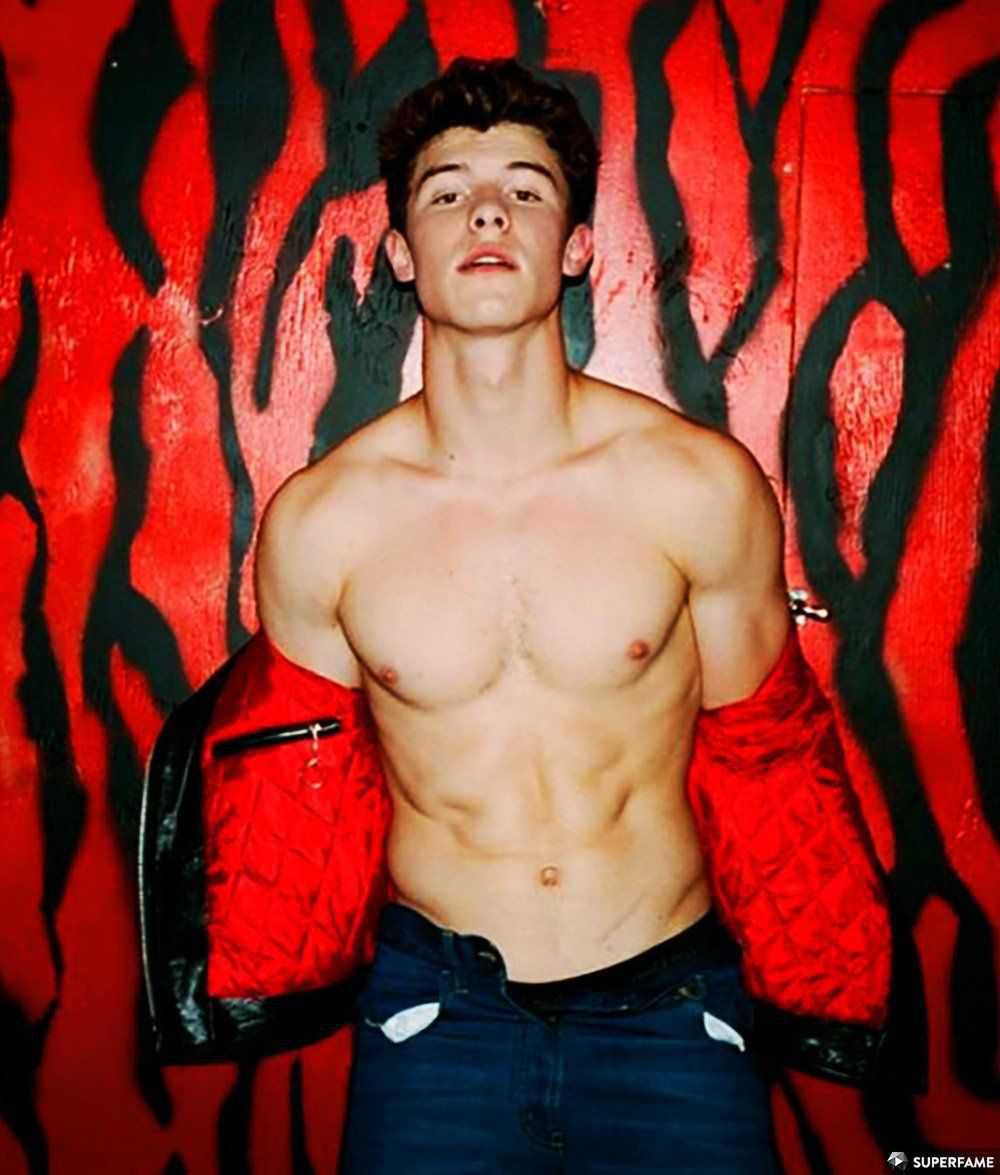 Shawn Mendes bez koszulki