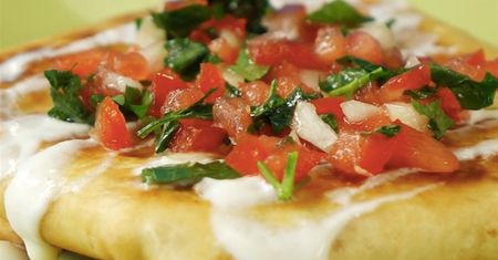 Smażone burrito z papryką, kurczakiem, kukurydzą, serem i pomidorem