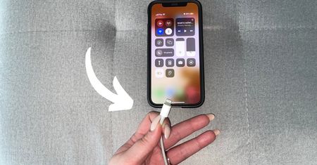 Tak naładujesz telefon 10 razy szybciej! Wyłącz to, zanim podłączysz ładowarkę