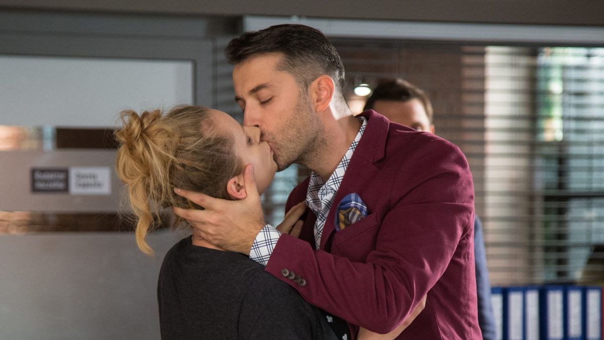 Singielka odcinek 23, Elka (Paulina Chruściel), Mikołaj (Filip Bobek), fot: x-news