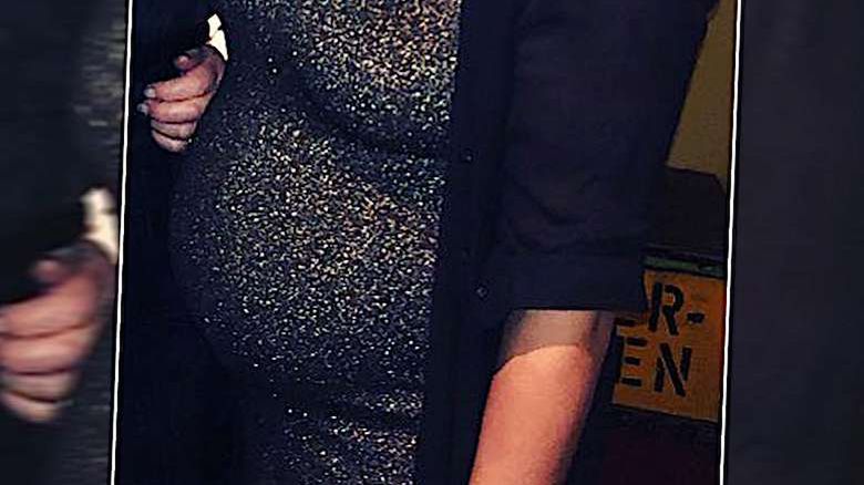 Mahan Moin z dużym ciążowym brzuchem