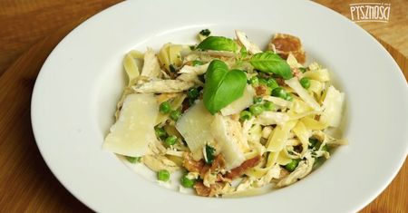 Tagliatelle z groszkiem i kurczakiem