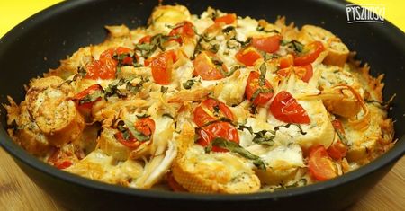 Bagietka zapiekana z kurczakiem, mozzarellą, pomidorkami i bazylią