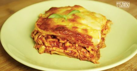 Mięsna zapiekanka z makaronem i serem