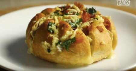 Bułeczki zapiekane z boczkiem i serem camembert
