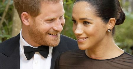 Stare zdjęcie Meghan Markle sprzed pałacu Buckingham wielką urodzinową sensacją! Wtedy jeszcze nie wiedziała, że zostanie księżną