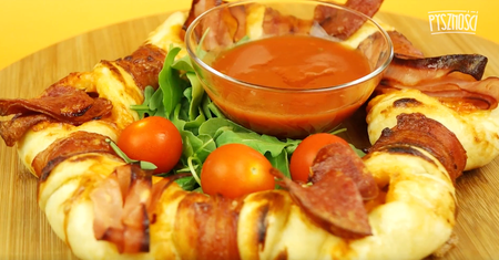Pyszna pizza-pierścień z mięsnymi dodatkami