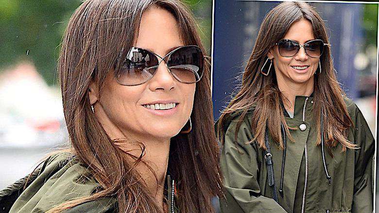 Kinga Rusin w płaszczu przeciwdeszczowym