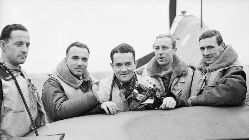 Od lewej: oficerowie Mirosław Ferić, Bogdan Grzeszczak, Jan Zumbach i Zdzisław Henneberg, porucznik John Kent.