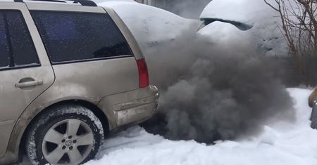 Zobacz, jak wygląda rozruch diesla przy -31 stopniach. Nie chcesz tego wdychać