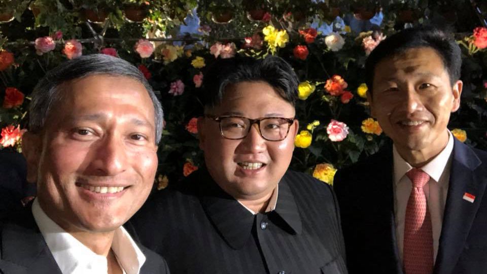 Minister Balakrishnan (pierwszy z lewej) zrobił sobie zdjęcie z Kim Dzong Unem