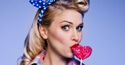 Pin-up girl - fryzura, makijaż, strój, uśmiech