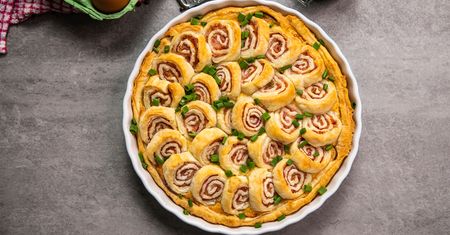 Tarta z ciasta francuskiego z zoodlowanymi ziemniakami