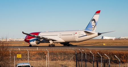 Londyn. Dreamliner linii Norwegian Air uderzył w ogrodzenie