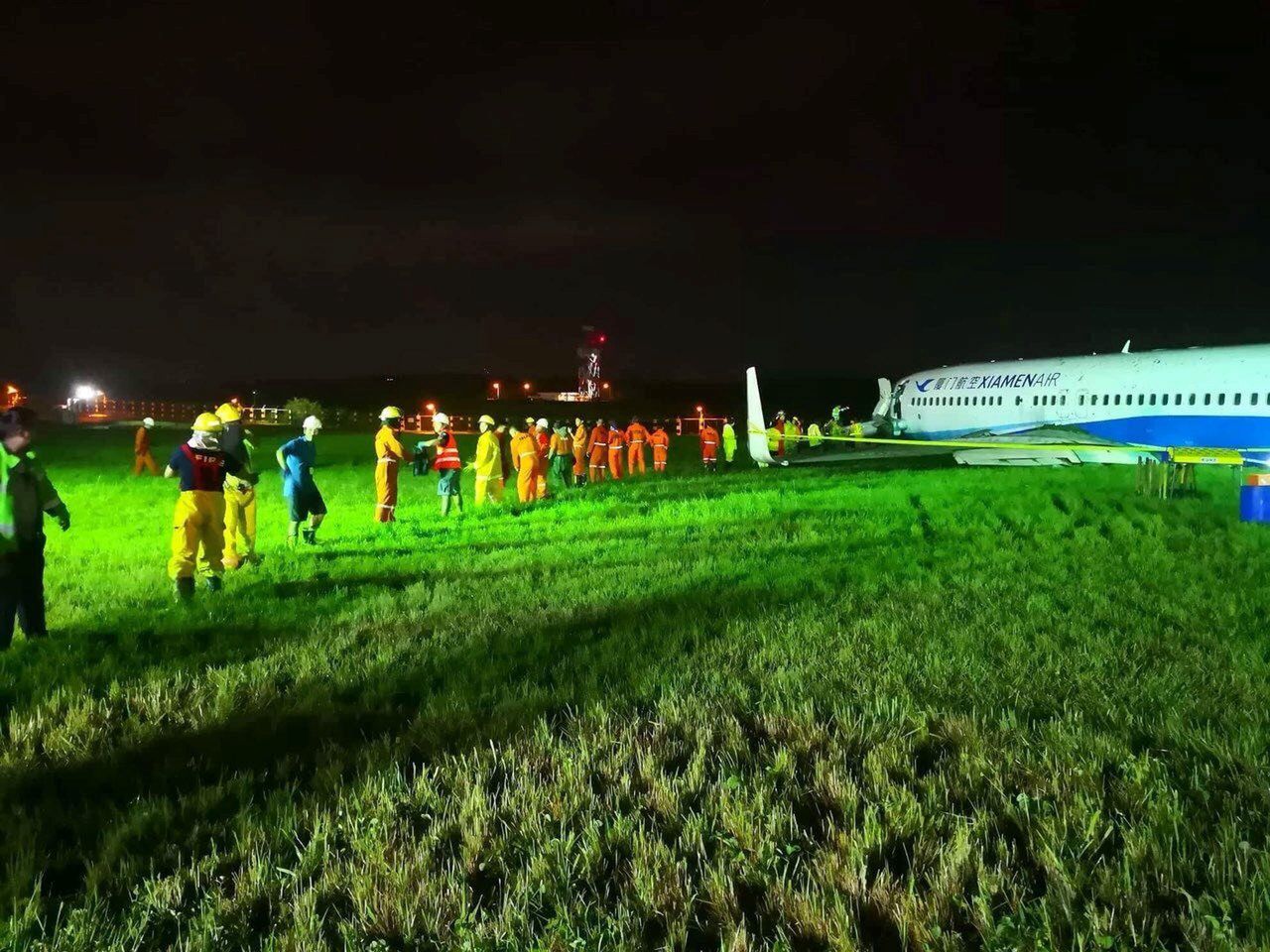 Dramatyczne lądowanie na Filipinach. Samolot wypadł z pasa i zarył w ziemię
