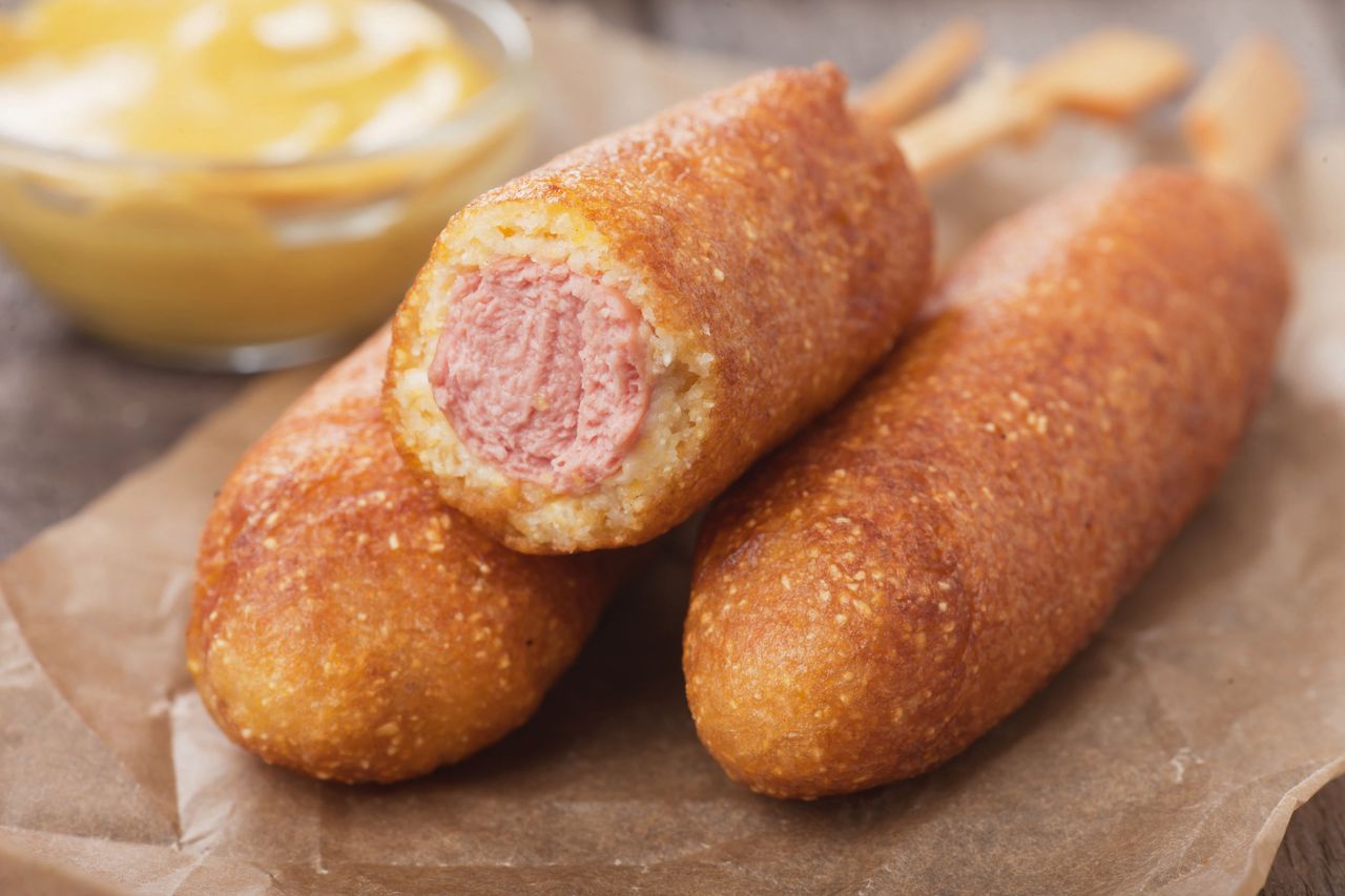Corn dog. Amerykańska parówka na patyku