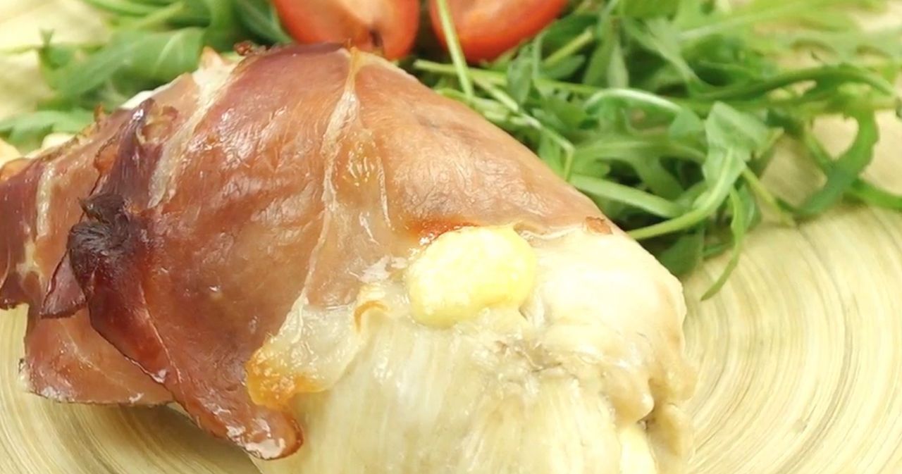 Kurczak z serowym nadzieniem zawinięty w szynkę szwarcwaldzką
