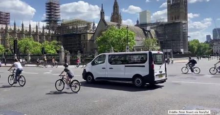Tłumy rowerzystów na ulicach Londynu. Mieszkańcy stolicy Anglii korzystają z pięknej pogody
