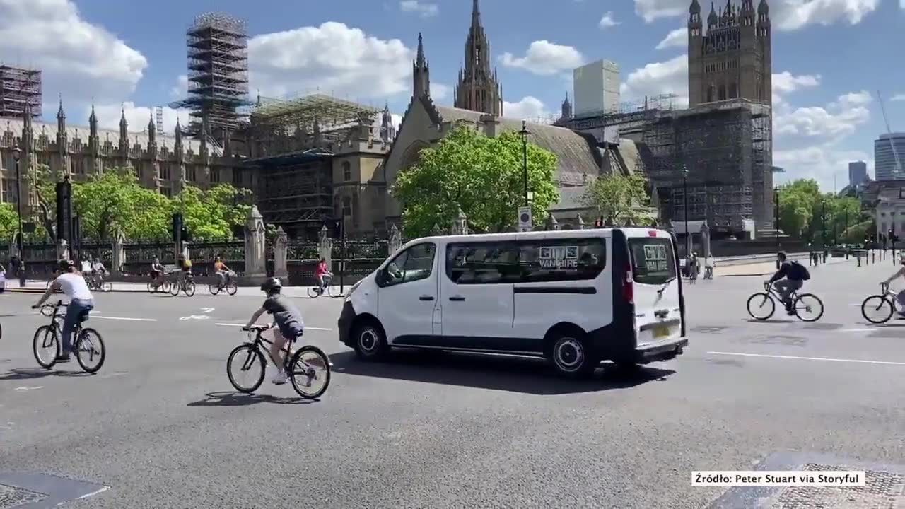 Tłumy rowerzystów na ulicach Londynu. Mieszkańcy stolicy Anglii korzystają z pięknej pogody